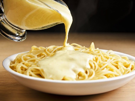 Куатро формаджи - сметанов бял сос за спагети със сметана и 4 вида сирене - горгонзола, фонтина, рикота, пармезан - снимка на рецептата